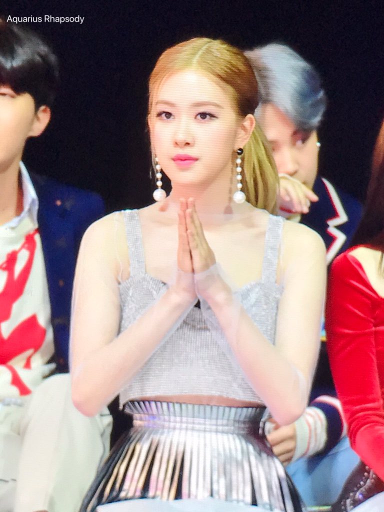 Aquarius_R0211's tweet photo. 181201 MMA 
#BLACKPINK #블랙핑크 #로제 #ROSÉ https://t.co/FSR28zttNH