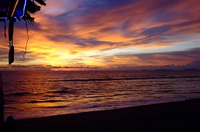 Yeah.. this was pretty cool.. #beautifulthailand #kohlanta #sunset #beachlife #thedailyfireball #thailand #lanta zpr.io/6cUCE