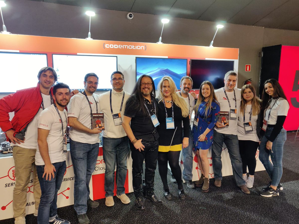 eTwinBot's tweet photo. @oracle_es @romero and @avanttic enjoy together in @CodemoMadrid @LauFdezT https://t.co/PVgtKxa7Hf