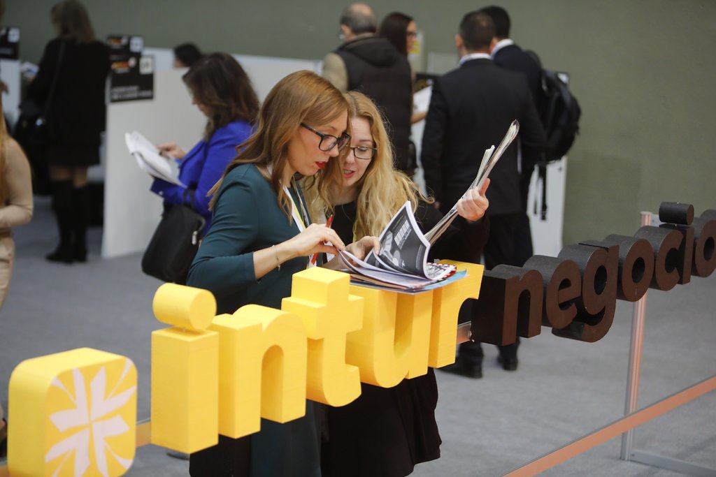 DianaGPZgza's tweet photo. En la pasada edicion de #Intur2018 en @feriavalladolid @aragonturismo @GobAragon con @ZaragozaTurismo Un orgullo poder representar a #AragónTurismo y mas aún acompañada de todos los profesionales y amig@s del sector turístico de #Aragón. Mil gracias! En la foto con #DianaOrtega https://t.co/VmV2hAPT5O