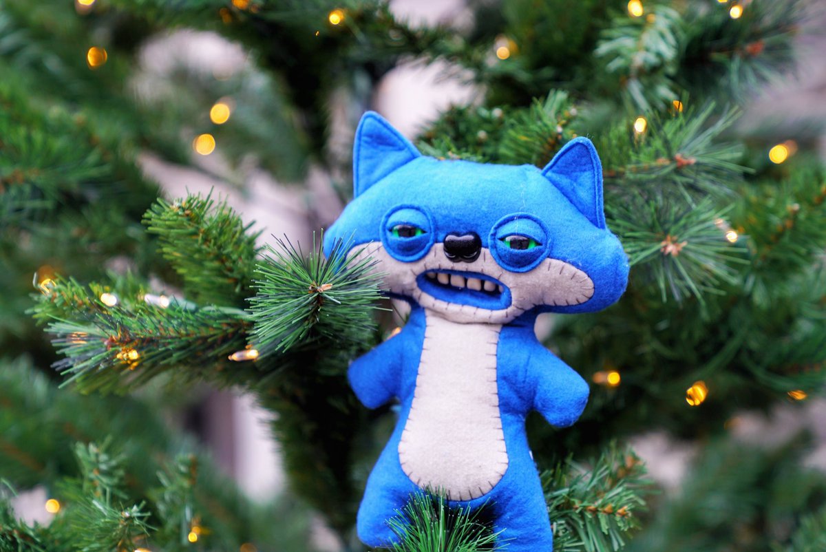 Toquestagrams's tweet photo. my dad human said “look nice for a christmas photo.” i did what i could and then i tried to eat the tree. turns out it was plastic.🎄🏰 #Toquestagrams https://t.co/p0BfBPLbhs