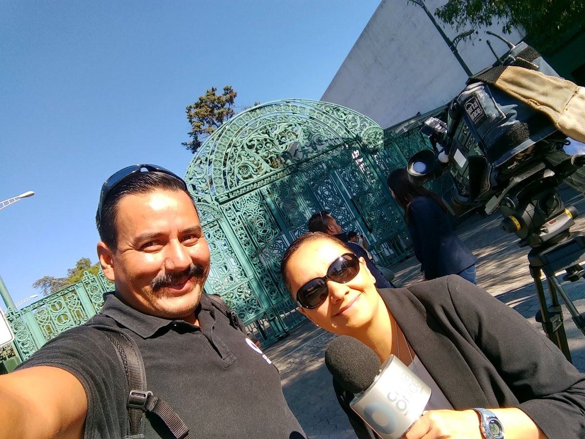 CinContrerasMX's tweet photo. Día histórico en todos los sentidos, yo aquí, esperando que Los Pinos abran sus puertas, por primera vez, a todo el público. Un gustazo compartir con Raúl Mejía. #4taTransformación https://t.co/PXITfvtq71