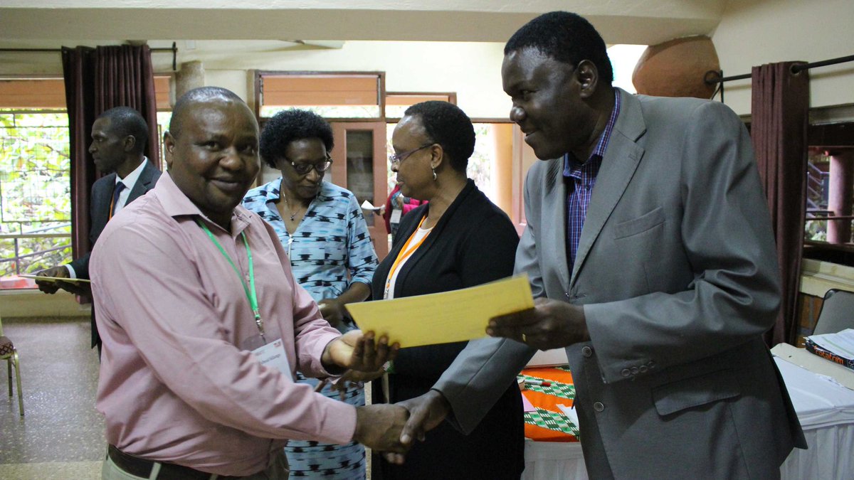 MakerereIGDS's tweet image. In pictures: Some of the researchers being awarded certificates by Mr. Edward Obura, guest of honor from @MakCAES

#GreatTLIIICourse
