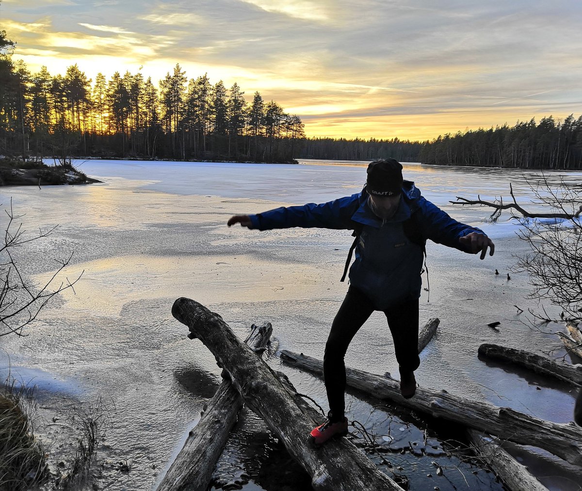 Tyydyttiin tänään rastienhakureissulla rantaleikkeihin, vaikka retkiluistelijoita oli #Nuuksio'n pikkulammilla jo kymmeniä. #suunnistus