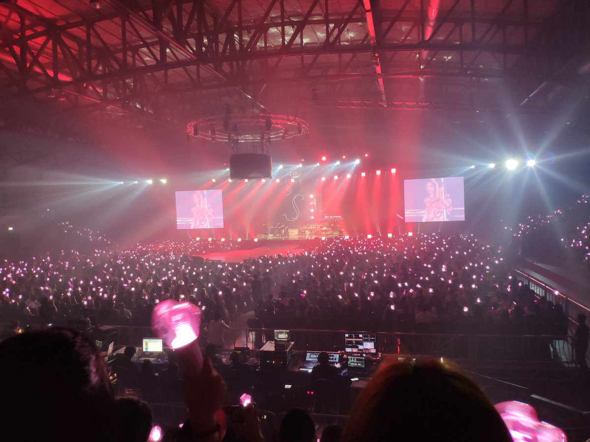 processic's tweet photo. คอนเสิร์ตแทยอน #S_TAEYEON_CONCERTinBKK สนุกๆ เซ็ตลิสต์ดีมาก เพลงใหม่เยอะ ทุกคนตั้งใจฟังแทยอนร้องมากๆ เป็นทั้งคอนเสิร์ตที่สนุก และแระทับใจ โปรเจกต์ดี แถมระบบเปลี่ยนสีแท่งไฟก็โอเคเลย https://t.co/v3TAbAYA9B