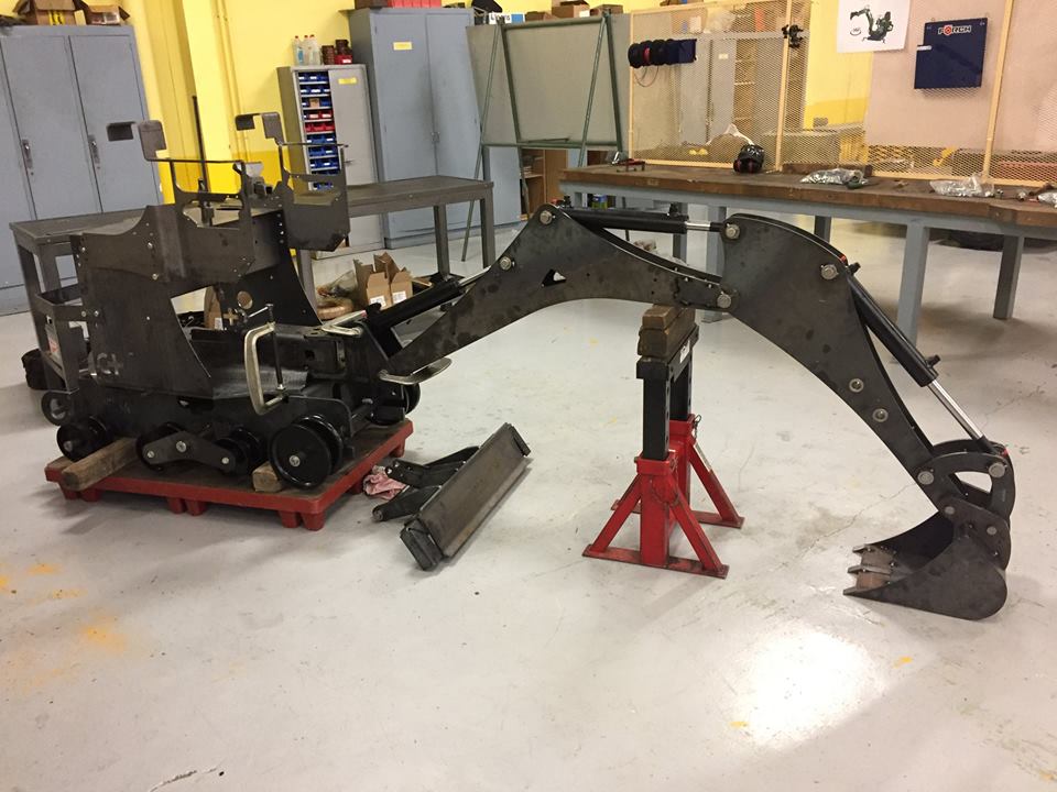 CHARGEUR+ nous à donné une mini-pelle en kit
L'école de l'EATP en assure le montage qui est en cours
Cette machine va devenir la mascotte du Groupe :D
Exca