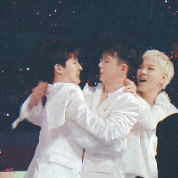 DoubleBFamilyTH's tweet photo. ขอบคุณที่อยู่เคียงข้างในทุกช่วงเวลาที่สำคัญของกันและกันนะ 🐰🐣❤️ https://t.co/JJ0H40qi6L