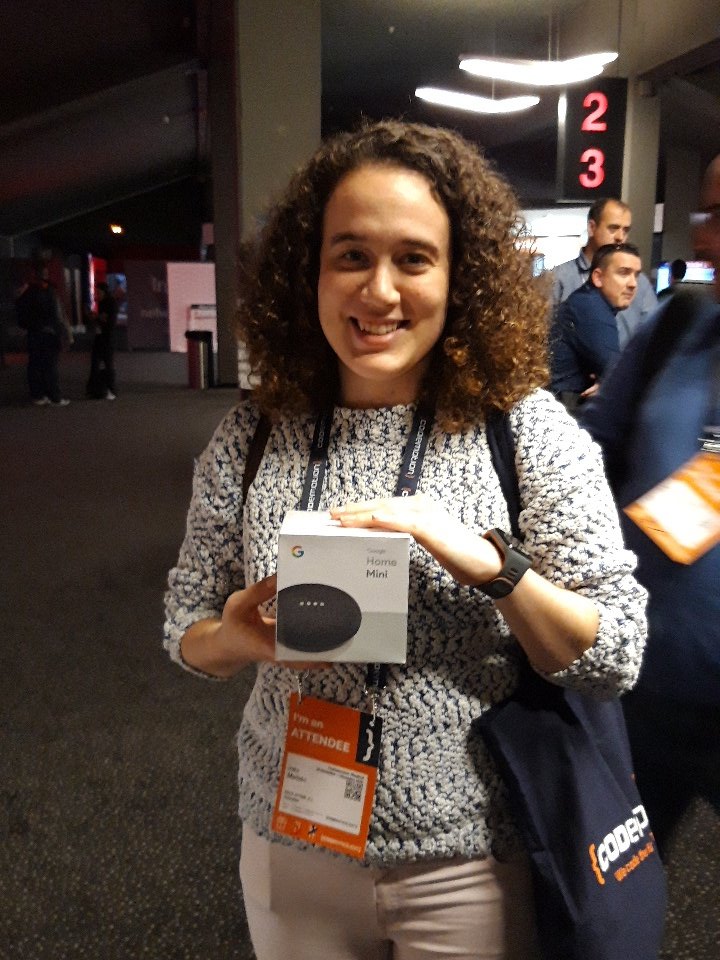 CloudAPPi's tweet image. La mano que ha sacado el número c-179 En el sorteo del Google home en el #codemotionMadrid2018 es... @imarbol