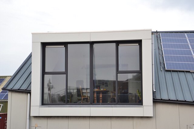 Kantoor / opslagruimte op het bedrijventerrein op Vlieland te koop. Hoge kwaliteit en voorzieningen als keuken en sanitair zijn aanwezig. Oppervlakten in overleg. makelaardijvisser.nl