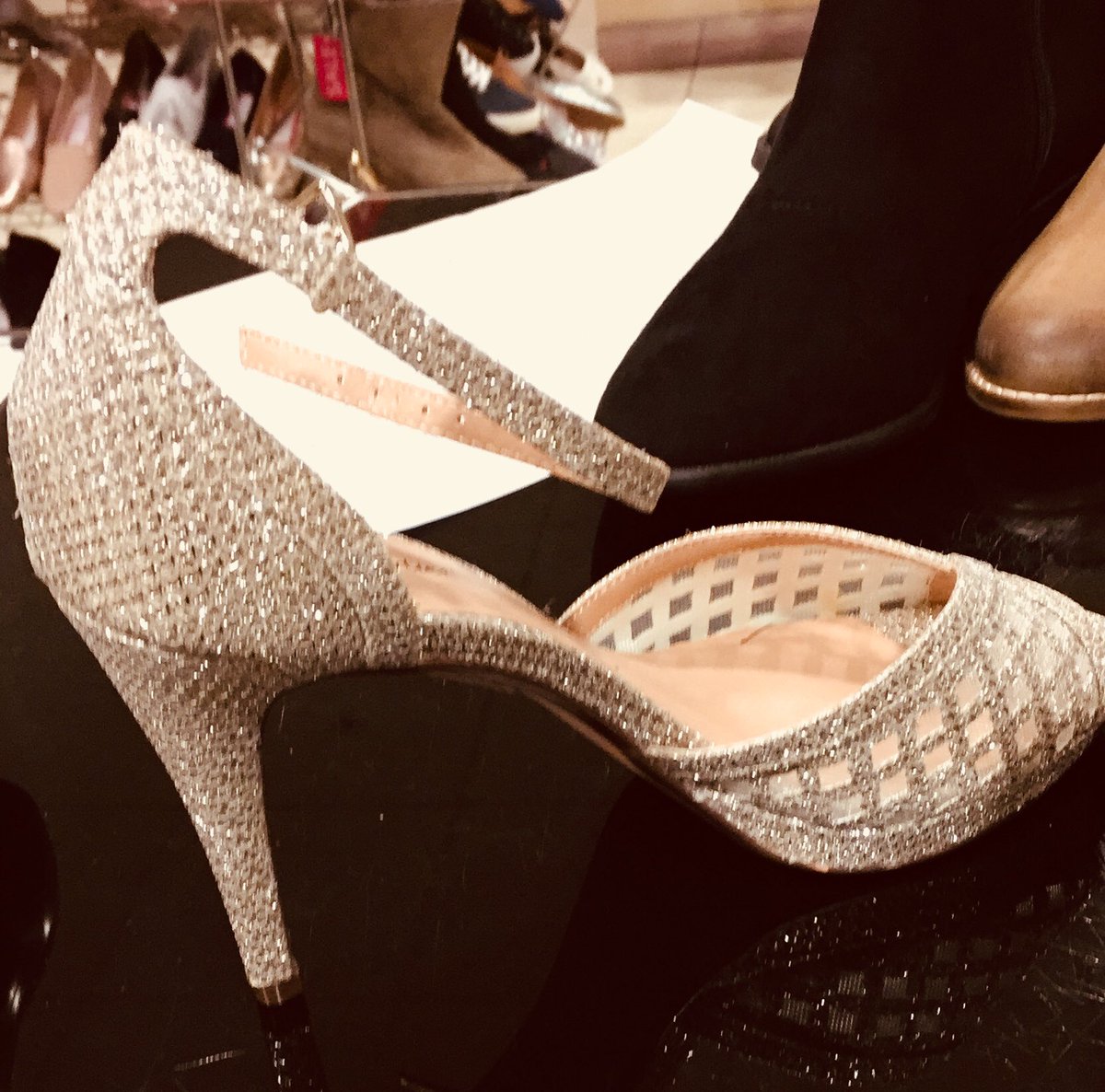 rebecca_voices's tweet photo. Hard to believe a week has gone since I was getting very excited about the fact I was going to be wearing these babies 👠👄💖#VoxAwards2018 #VOX #VoiceOverLife #VoxEvents https://t.co/LdZ3srWzra