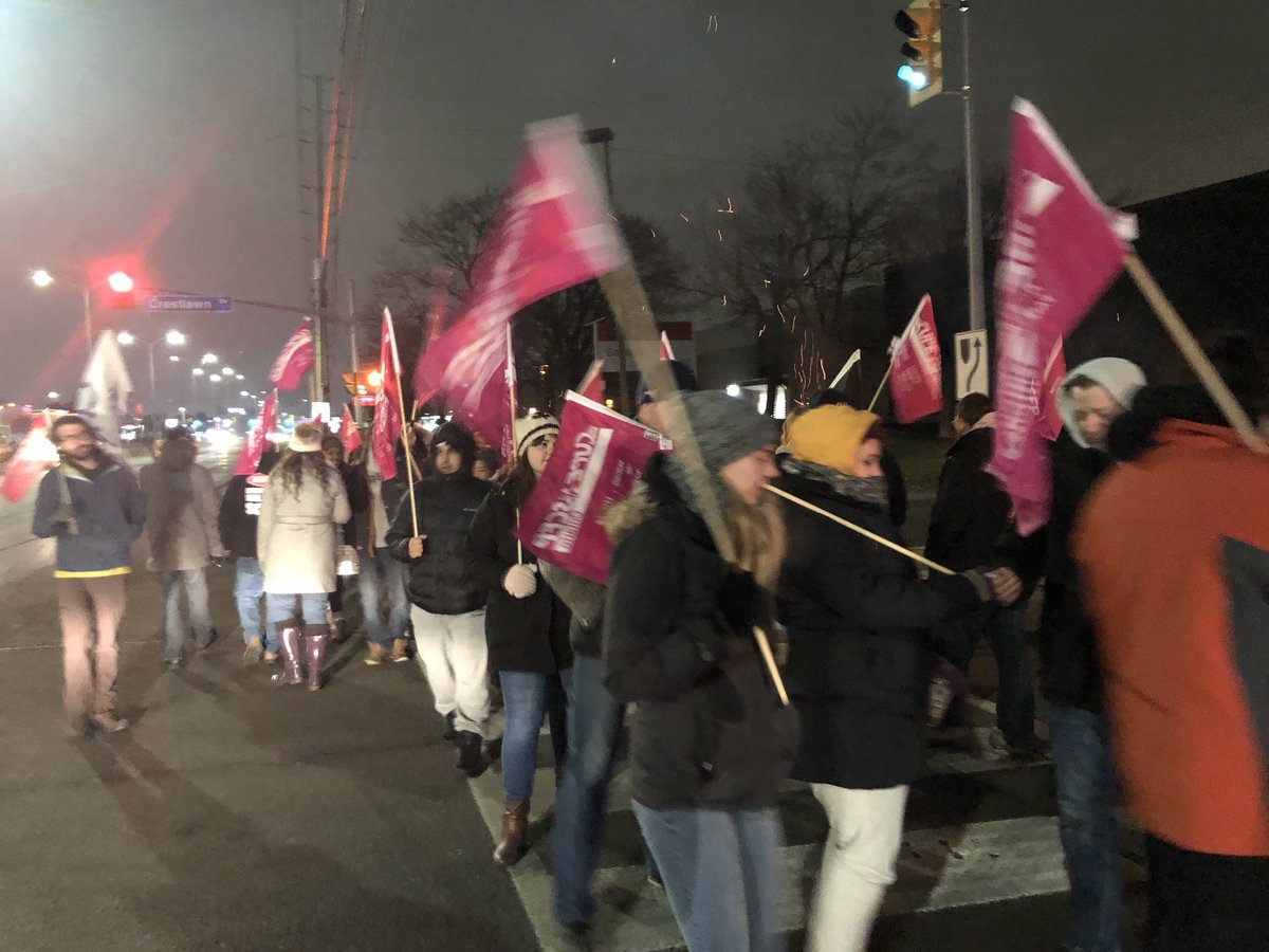 CUPEOntario's tweet photo. Members of @CUPEOntario @CandaceRennick @FredHahnCUPE with friends and allies have shut down the @canadapostcorp @CanadaPostNews distribution centre in Mississauga in support of  #CUPW #negotiatedontlegislate #solidarity #ONpoli #cndpoli https://t.co/cVCgzqSHQr