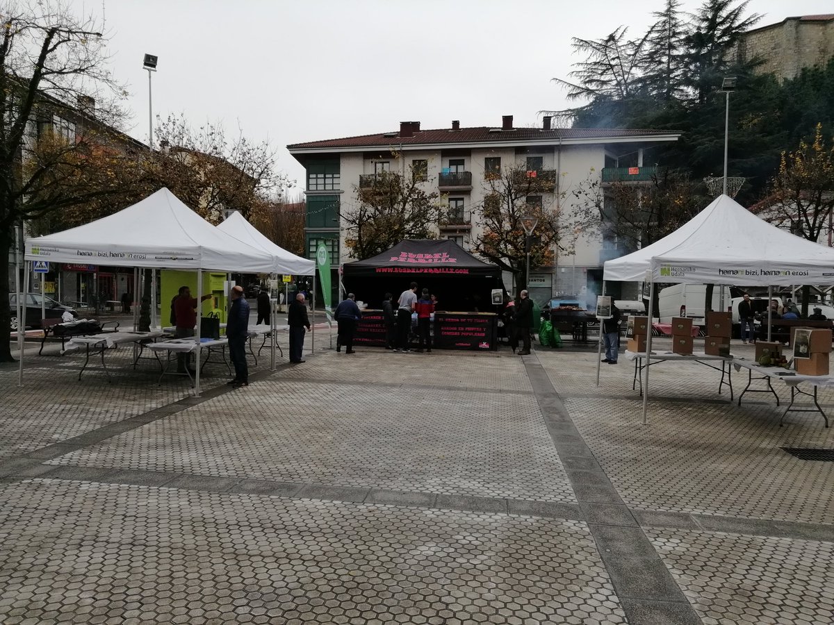 IturolaHernani's tweet photo. #Beterri-Buruntza eskualdeko arkumearen daztaketa hasi berri dugu @AstiarrakoUdala|ko Barandiaran plazan. Bertako produktuaren kontsumo sustatzeko #BeterriKM0|ren partaide diren denda eta tabernetan daude txartelak eskuragarri https://t.co/dmur4G0BR8