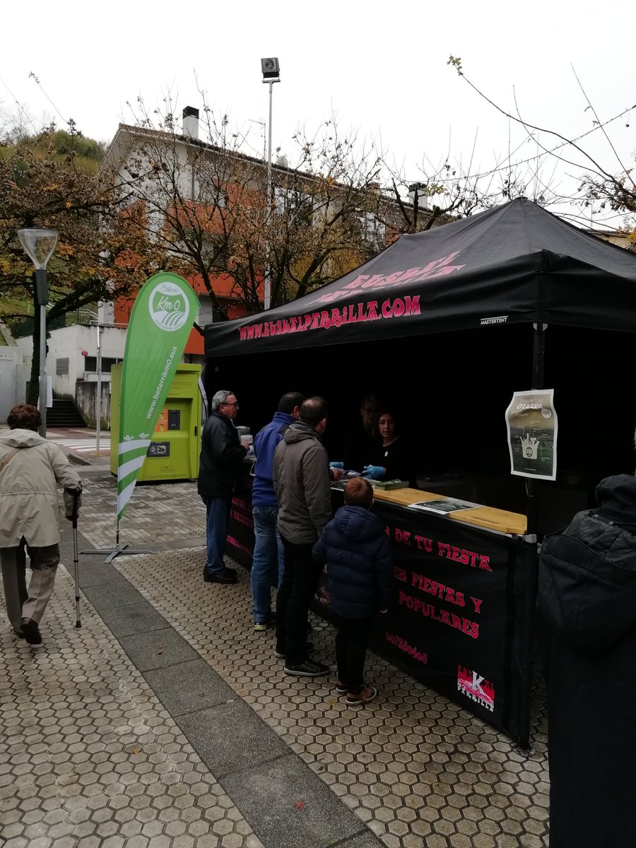 IturolaHernani's tweet photo. #Beterri-Buruntza eskualdeko arkumearen daztaketa hasi berri dugu @AstiarrakoUdala|ko Barandiaran plazan. Bertako produktuaren kontsumo sustatzeko #BeterriKM0|ren partaide diren denda eta tabernetan daude txartelak eskuragarri https://t.co/dmur4G0BR8