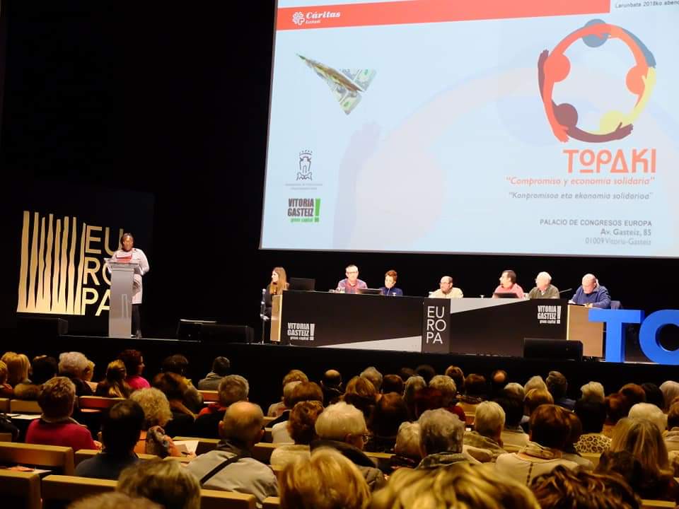caritas_bizkaia's tweet photo. Continuamos el #Topaki 2018 con  mesa de experiencias significativas.  Bego Rey de @caritas_bizkaia nos habla de incidencia y sensibilización.
@CaritasVitoria @CaritasGipuzkoa https://t.co/6ElKTlKRZN