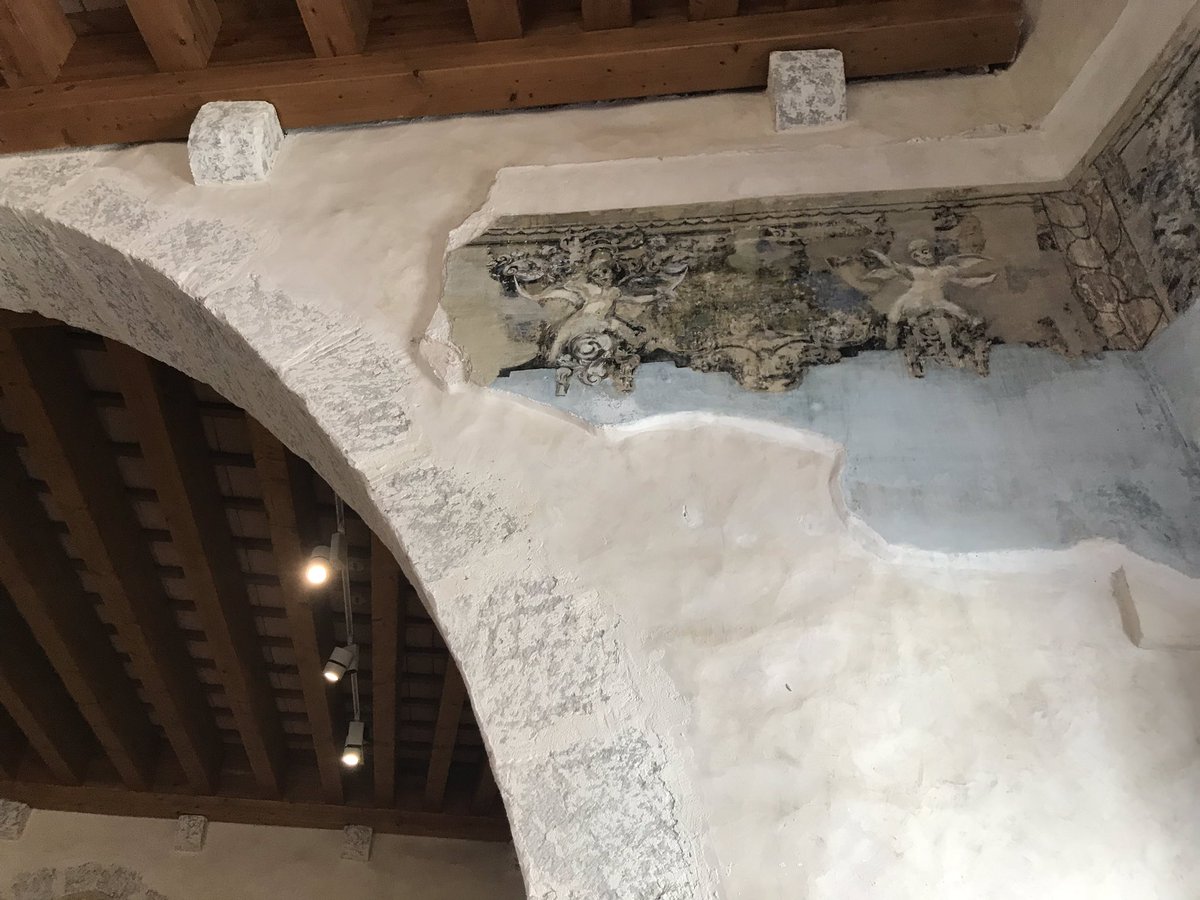 OPerez00's tweet photo. Descubrimos combinaciones de época en un mismo edificio; arcos mixtilíneos, diferentes revestimientos que marcan las épocas que lo componen   y pinturas que datan del Siglo XVIII-XIX y pavimento Romano “opus sectile” que data del Siglo II d. C @IARValencia https://t.co/BLmRQXga8n