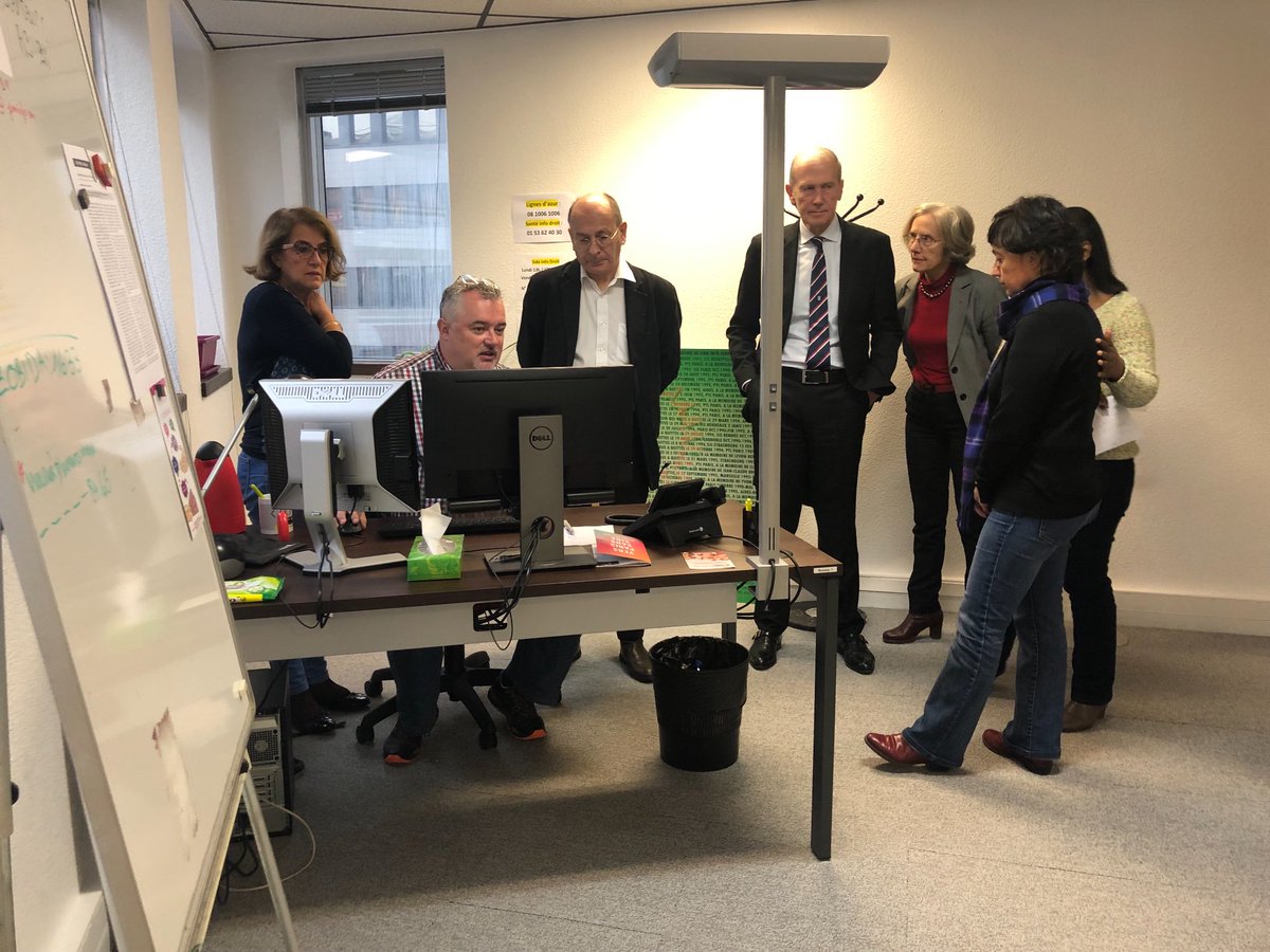 SidaInfoService's tweet photo. François Bourdillon, directeur de @santeprevention (SPF) en visite à #SidaInfoService. Échanges avec Gérard Desborde, président, Arame Reymes-Mbodje, directrice, Françoise Facy, administratrice, Radia Djebar, coordinatrice médicale et des écoutant-e-s de l’association. #JMS2018 https://t.co/DbmfOftTR4