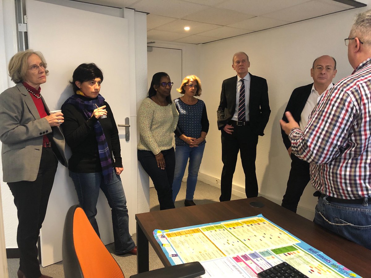 SidaInfoService's tweet photo. François Bourdillon, directeur de @santeprevention (SPF) en visite à #SidaInfoService. Échanges avec Gérard Desborde, président, Arame Reymes-Mbodje, directrice, Françoise Facy, administratrice, Radia Djebar, coordinatrice médicale et des écoutant-e-s de l’association. #JMS2018 https://t.co/DbmfOftTR4