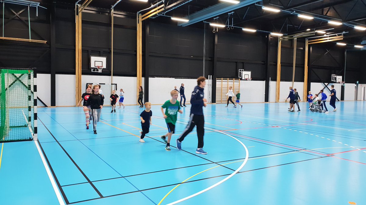 <a href="/JHallbck/">Jerry Hallbäck</a>, <a href="/luddehall/">Ludvig Hallbäck</a> och <a href="/hampusanderszon/">Hampus Andersson</a> kör uppvärmning med #handbollföralla <a href="/YIFhandboll/">Ystads IF Handboll</a> 
#glädje #skratt #handboll