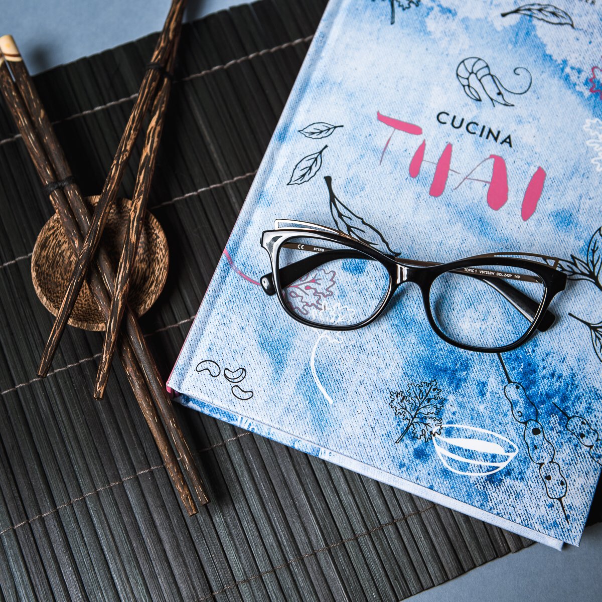 StingEyewear's tweet image. Con #Topic1 #StingEyewear reinterpreta il modello da vista femminile per eccellenza dotandolo di una montatura in acetato adornata da due “ali” superiori in metallo dorato che gli conferiscono un tocco di insolito romanticismo.