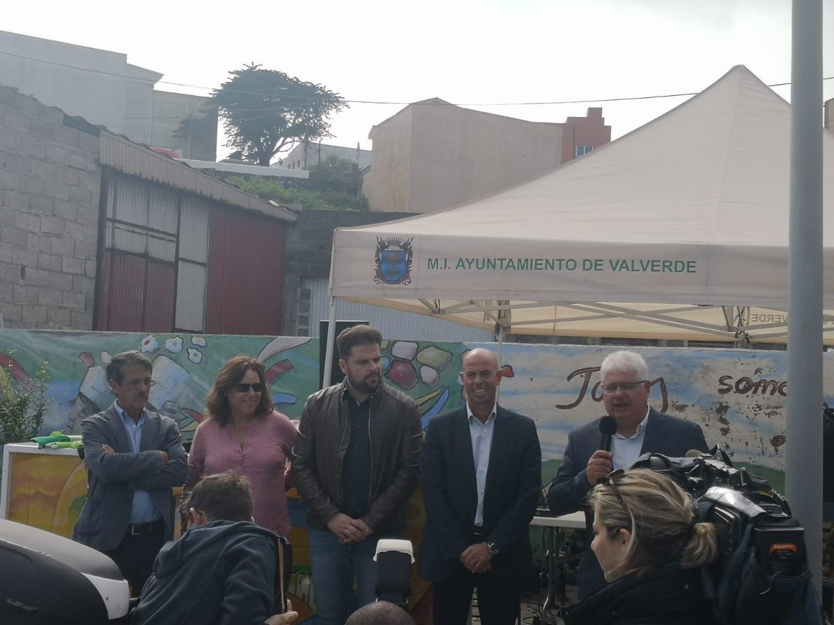 VEACanarias's tweet photo. #Valverde inaugura dos #puntosderecarga #tourVEACanarias  #ElHierro https://t.co/prv4sgOdtF
