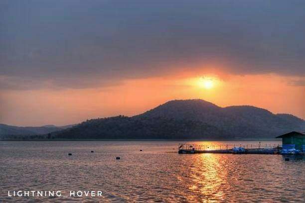 || सरोदा जलाशय ||
कबीरधाम जिले के सरोदा जलाशय के समीप बैंठ जब आप सूर्यास्त को देखते हैं तो एक अलग ही आनंद का अनुभव करते हैं। यह प्रकृति की वह बेला है जब आप सुकून महसूस करते हैं। 
कबीरधाम जिले के अन्य पर्यटन स्थलों के बारे में अधिक जानकारी के लिए kabirdhamtourism.com पर जाएं।