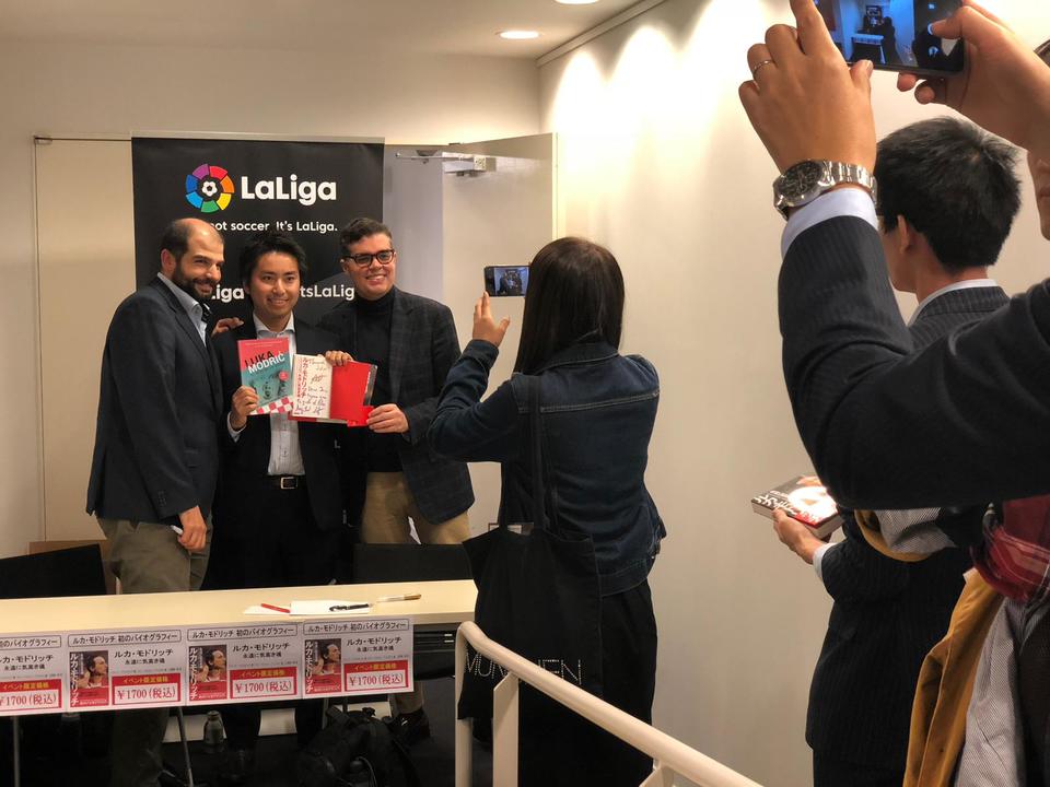 LukaModricBio's tweet image. Esta madrugada estará @Azpitarte en LD Libros junto a @MarioNoyaM y @carmencarbo hablando de la presentación del libro en Japón.
A partir de la 1 de la madrugada en @esRadio, ¡No os lo perdáis!