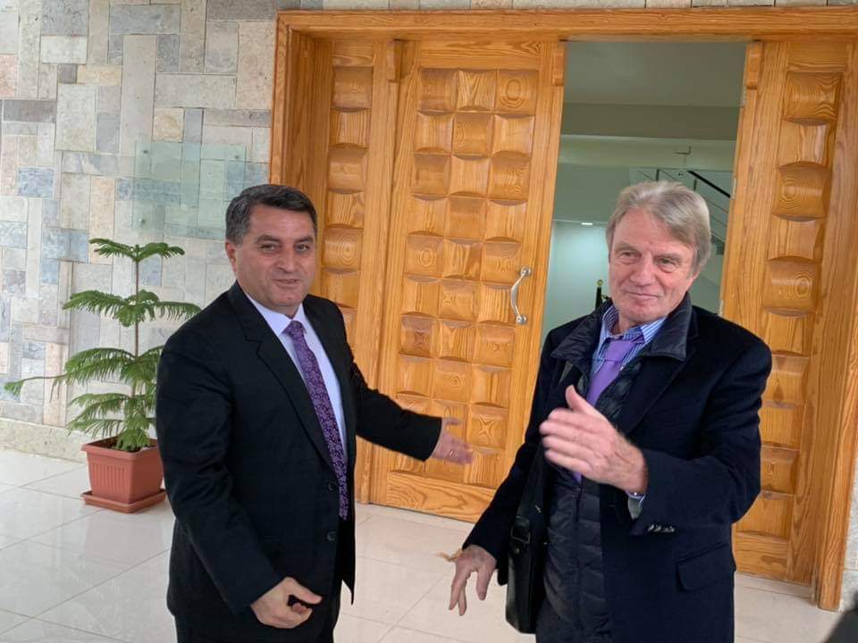 وزير الخارجية الفرنسي الأسبق السيد برنار كوشنير يصل قامشلو و يستقبله رئيس هيئة العلاقات الخاجية في شمال سوريا السيد عبدالكريم عمر