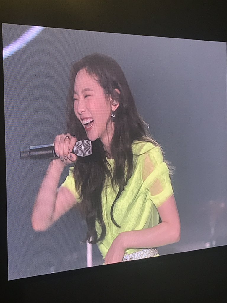 Yuliciouss's tweet photo. แทยอนบอกอย่าชูรูปนี้ 5555555555555555555 #s_TAEYEON_CONCERTinBKK https://t.co/eLXvdqILXm