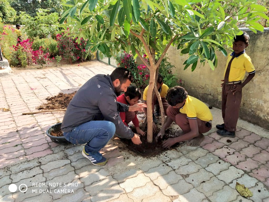 shikshansamvad's tweet photo. School Garden Theme #Weekend_Activity
Developing new skills and learn about science and nature from growing and caring their own plants. #Digging #watering #manuring 
Ravi Kumar Singh (H.M) 
Primary school Bambhiya ,Manikpur Chitrakoot https://t.co/QglkRmAtLs