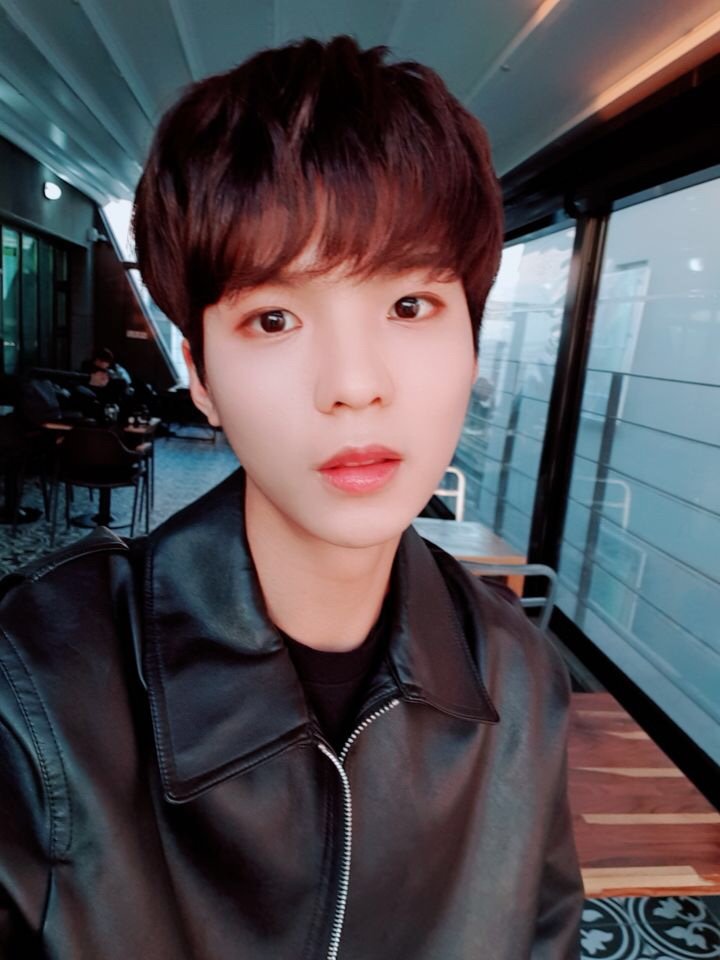 DIA_CRUNCH's tweet photo. [#현우] 안녕 디아나~^^ 현!우! 입니다ㅎㅎ 오늘 뭐 했죠 우리? 맞아요^^ 팬사인회 했어요ㅎㅎ 게다가 이틀 연속으로!!! ㅋㅋㅋ 이틀 연속 팬싸 진짜 정말 완.벽.!!
#디크런치 #디아나 #우최보 #우최잘 #우최댄 https://t.co/VaPSe7YPz6