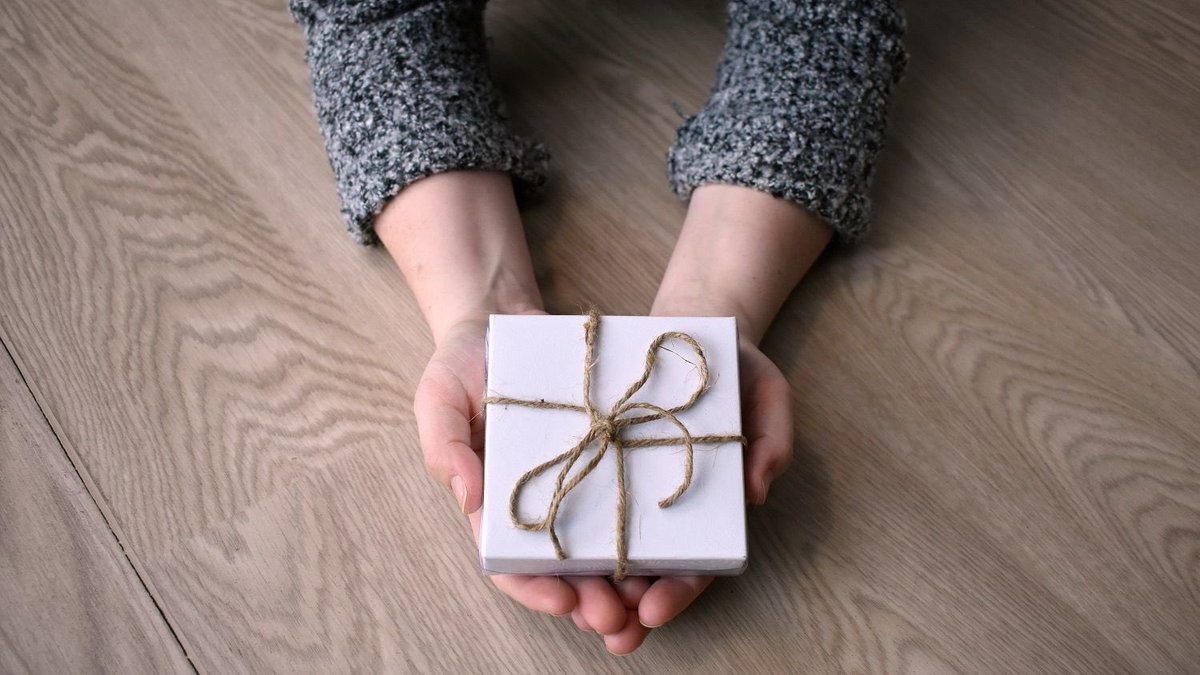 HalifaxSeaport's tweet photo. Get into the spirit of giving this weekend at the #Halifax Seaport Farmers’ Market ❤️💚❤️ #FourWeeksofGiving @ShelterNS https://t.co/F2gnaJcEJW https://t.co/NCJQzuBADt