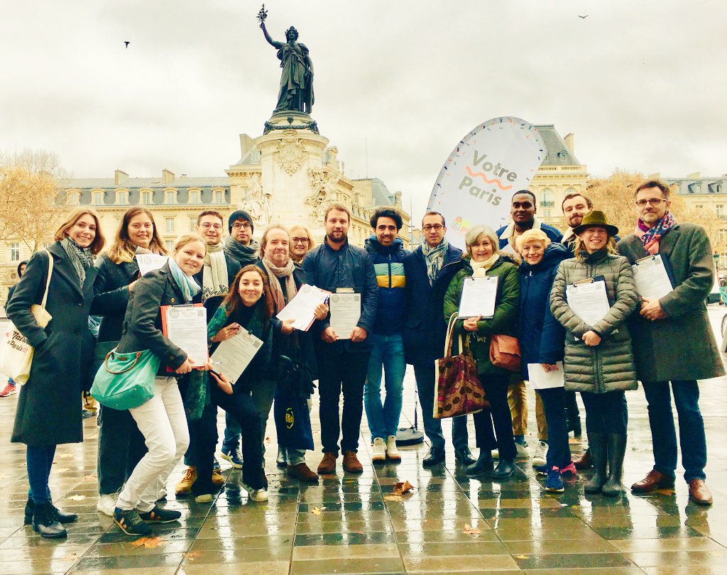 PSParisCentre's tweet photo. Belle mobilisation ce matin à #ParisCentre ! À l'écoute de tou-te-s, parisien-ne-s, #GiletsJaunes, passant-e-s, touristes... avec notre futur 1er Secrétaire Fédéral @RemiFeraud !

Échanges marquants sur le #Présidentdesriches #Macron et le futur de #Paris. 💪🏽

🌹👫🌱🚉🌼🚲🤲🏾🏗️🌂 https://t.co/QE9qEBpal0