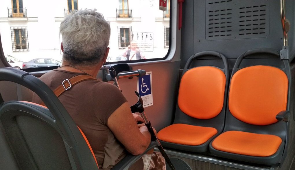 Transantiago's tweet photo. 💟 Porque #QueremosaChile hagamos que el #ModoTeletón se replique no sólo hoy, sino que los 365 días del año. Mañana podrías ser tú quien lo necesite. ¡Se un buen pasajero y respeta los asientos preferenciales! 🚌♿ #FelizSábado #TeletonChile #Teleton2018 #ElRegaloDeTodos 💟 https://t.co/M9qgYnlLao
