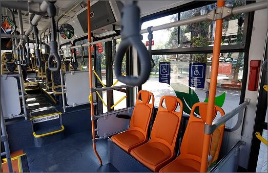 Transantiago's tweet photo. 💟 Porque #QueremosaChile hagamos que el #ModoTeletón se replique no sólo hoy, sino que los 365 días del año. Mañana podrías ser tú quien lo necesite. ¡Se un buen pasajero y respeta los asientos preferenciales! 🚌♿ #FelizSábado #TeletonChile #Teleton2018 #ElRegaloDeTodos 💟 https://t.co/M9qgYnlLao