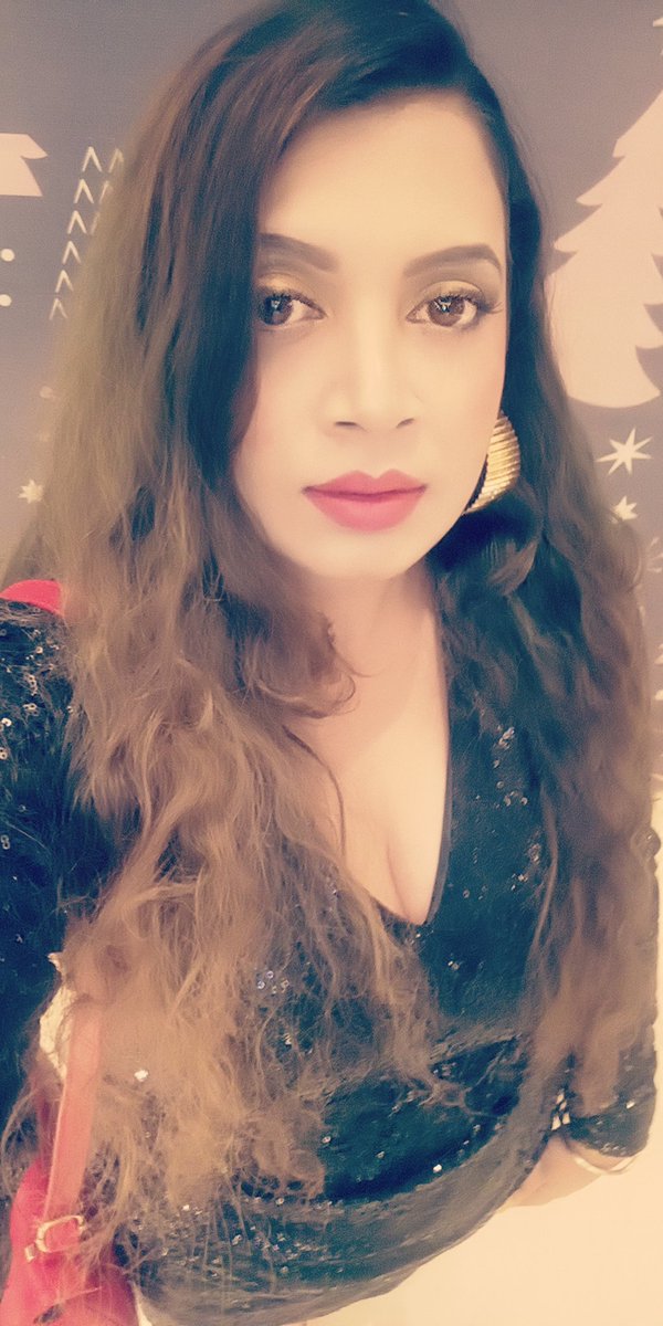 singerpaulami1's tweet photo. All set to rock the night.... #gignight #gig #gigtime #liveband #performancefun #performancetime #performer #giglife #artistofinstagram #artistlife #singerlifestyle #singers #singersongwriter #coverstory #mac #bobbibrown 🤘🤘🤘 https://t.co/ASleVruUzx