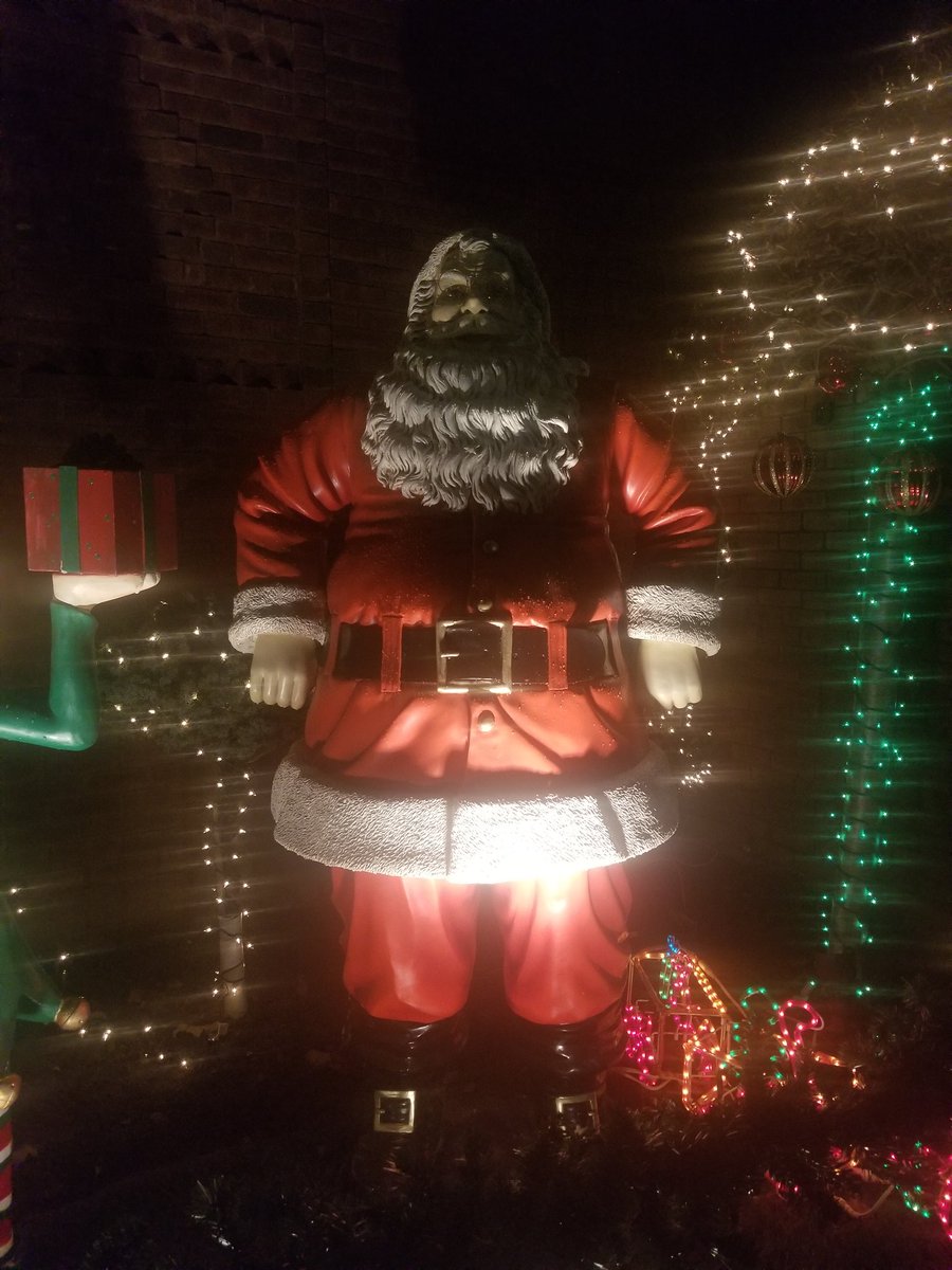 dlondonwortel's tweet photo. I went to Dyker Heights so you dont have to. #Christmas #HappyHolidays https://t.co/xEHoRMXvkR