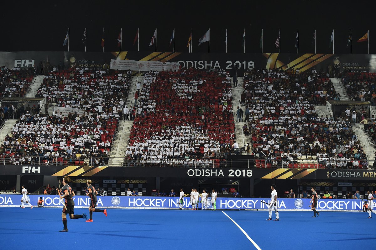 FIH_Hockey's tweet photo. #WorldAIDSDay Showing support from Odisha #HWC2018 Bhubaneswar during the 1st game of the day @oranjehockey vs @hockeymalaysia 
Great work @TheHockeyIndia 
@UN @WHO 
📸FIH/ @GettySport https://t.co/wNc6O5r6ON