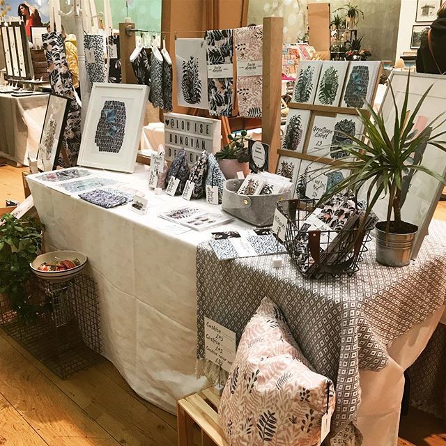 LDonovanDesign's tweet image. We’re at Craft Fair Contemporary all weekend and it’s definitely feeling Christmassy! 🎄🌟 pop down and say hello! .
.
.
.
.
.
.
.
#designer #print #illustration #design #nottingham #christmasshopping #smallbusinesssaturday #smallbusiness #shopsmall #s… ift.tt/2FQOtBb