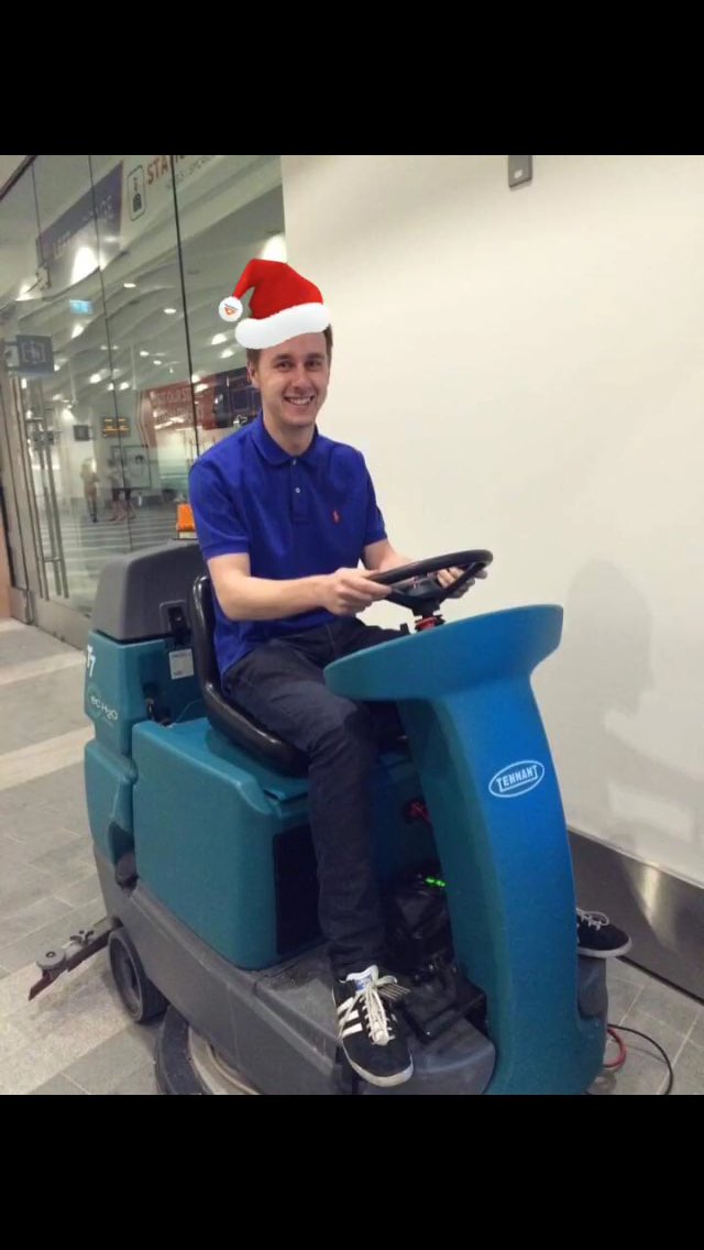 It's December which means it's time to crack open the advent calendar!

Behind today's door? We give you this festive screensaver of top shagger and CB Shaun Keeley!

Not quite Santa Claus but he does deliver solid performances and sleeps like a vampire 

#ShagventCalendar
#UTB🐝