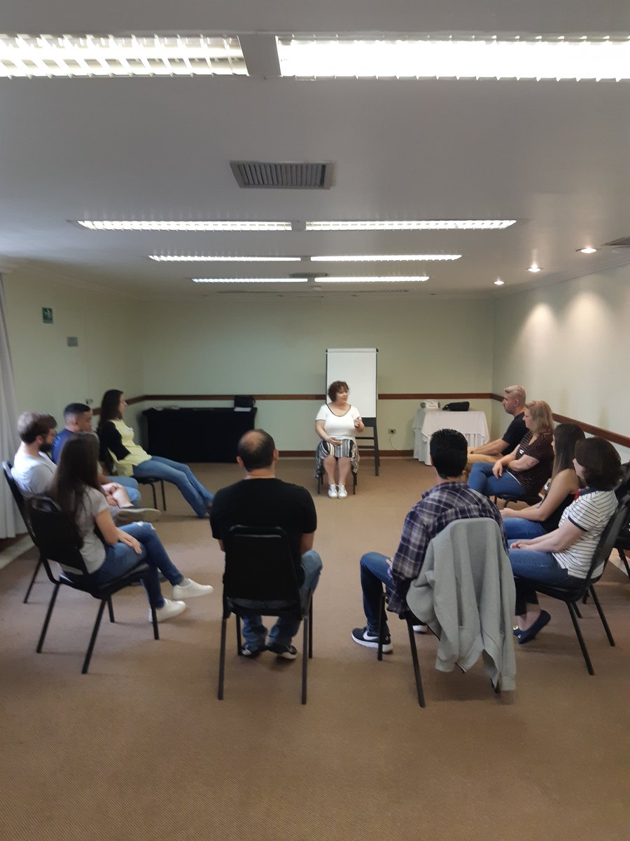 2° aula do curso que ministro ao lado da terapeuta Ana Veet: falamos sobre dicção, impostação vocal, concatenação de ideias, vícios de linguagem e elaboração de discursos que envolvam a plateia, causando uma impressão positiva! #PraVocêFalarBem