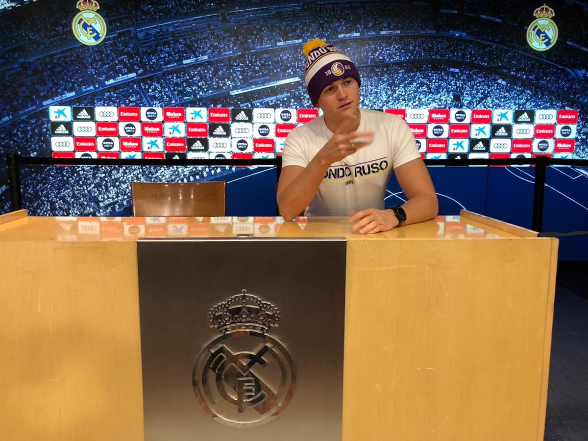 FondoRuso's tweet image. Мы в #FondoRuso не очень довольны пока тренерскими решениями в штабе «Мадрида», так что отправили своего кандидата на должность главного тренера. Он пока что вживается в роль 👌🏼 

#FondoRusoOnTour