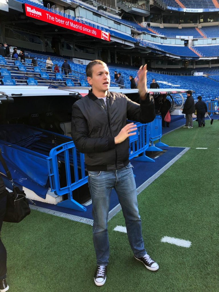 FondoRuso's tweet image. Мы в #FondoRuso не очень довольны пока тренерскими решениями в штабе «Мадрида», так что отправили своего кандидата на должность главного тренера. Он пока что вживается в роль 👌🏼 

#FondoRusoOnTour