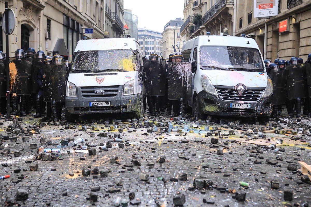 Protests in France - barricades rised in Paris - Page 3 DtVX_YgWsAA2e_6