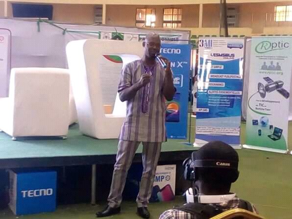 YAF07BF's tweet photo. Dernier jour du salon #e-commerce #ouaga, les participants à l'école du eSYNTAX de la Direction générale des impôts #DGI.
#eco2018
#swagpay
#BeoogoLAB
#DCJ
#Lwili
#Burkna https://t.co/UHx6HJFi12