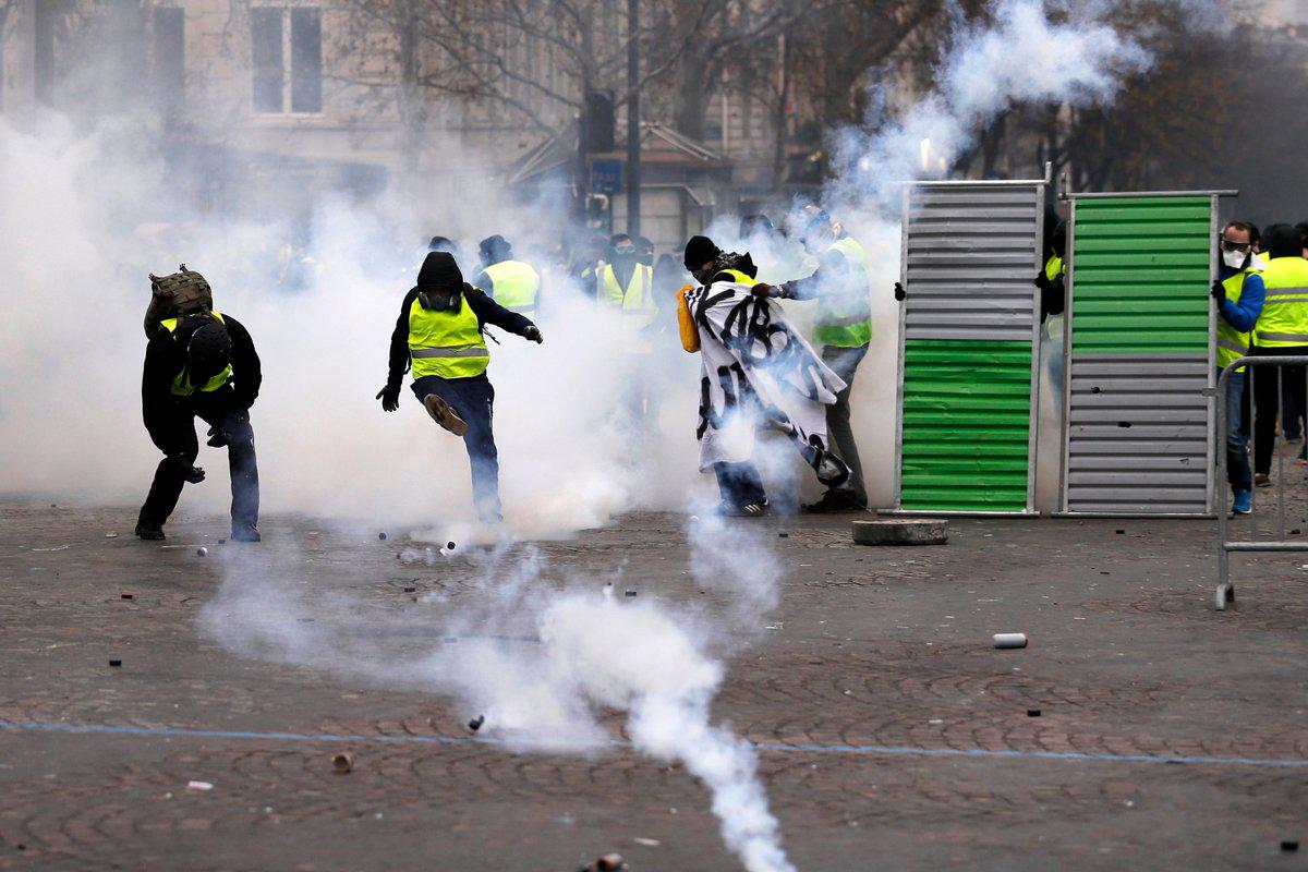 الصور الكاملة …اشتباكات عنيفة في باريس بين الشرطة الفرنسية ومحتجي حراك #السترات_الصفراء الذي يطالب بتحسين أوضاع المعيشة