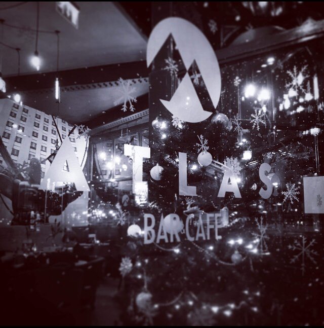 It’s time for our #gin of the week, #Manchester, and a spot of lunch by our tree 🌲 🍽🍸