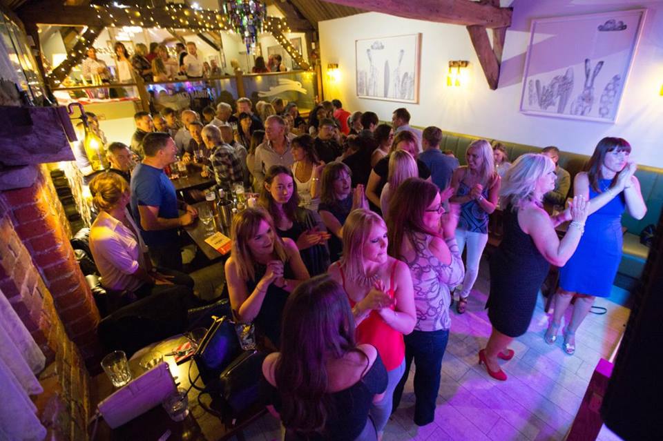 If you're in town for the Reindeer Parade and Christmas Lights switch in Knutsford this evening we've got live music from Feel Good Inc from 10pm to midnight
💡🎅💡 🦌💡🎄💡🎅💡 🦌💡🎄 #knutsford #knutsfordlife #loveknutsford #christmas #saturdaysocial