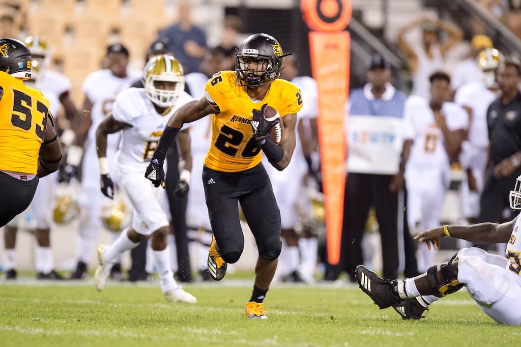 playmaker_pett's tweet photo. Blessed to see another birthday 🙌🏽🙌🏽👏🏾. And it’s gameday #GoKSUOwls https://t.co/hziHMSTpIX