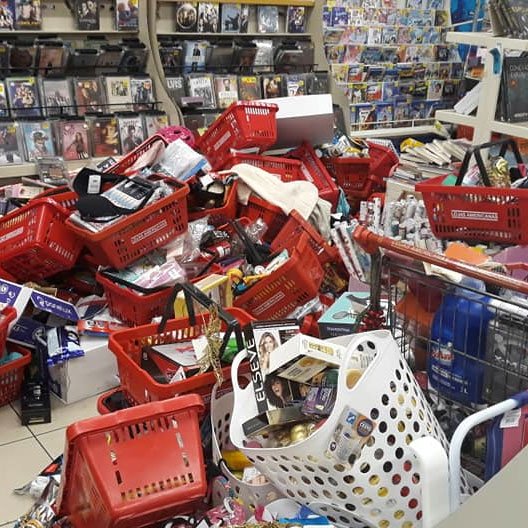 blogdojotace's tweet photo. [AGORA NO BJC] #BF2018 | Imagens do CAOS nas Lojas Americanas durante a Black Friday https://t.co/oMoMUaLX4v https://t.co/SDZmOuKBne