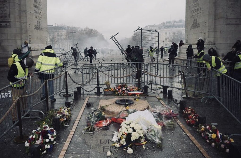 oliviagregoire's tweet photo. Quelques jours après la commémoration du centenaire de l’armistice de 1918, voir ainsi animée, dégradée, insultée, la tombe du soldat inconnu et les nombreux tags d’insultes sur les pierres de l’Arc... 
je n’ai pas les mots. 
Ou plutôt il ne vaut mieux pas que je les écrive. https://t.co/RIPoVIVIHZ